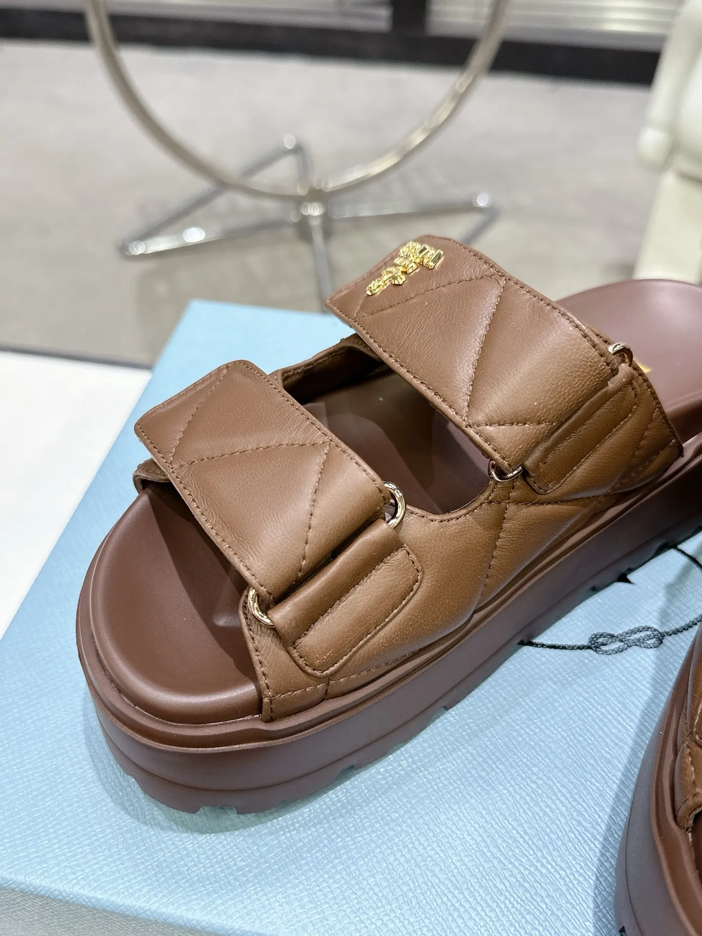 👟👟Ex-factory price 440👟👟 PRADA 2025 vs spring and summer popular sandals series... [Thick-soled double-button sandals] Original 1:1 customization, this year's most fashionable and popular retro British style, simple and elegant, all styles are good-looking, platform thick soles make you slimmer and taller, very comfortable, fashionable and versatile... Many Internet celebrities are on their feet. These platform round-toe thick-soled shoes are very popular this year. They can be worn (increased) for both leisure and leisure. ❶Material: Customized imported calf leather ❷Inner: Customized imported sheepskin ❸Outsole: Original molded ultra-light outsole ❹Sole thickness: 5.5cm ❺Number of yards: 35-40 ❻Packaging: Original full set of packaging ☀Color: Official website updated simultaneously